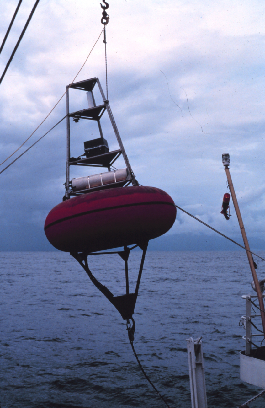Deploying a deepsea oceanographic monitoring buoy