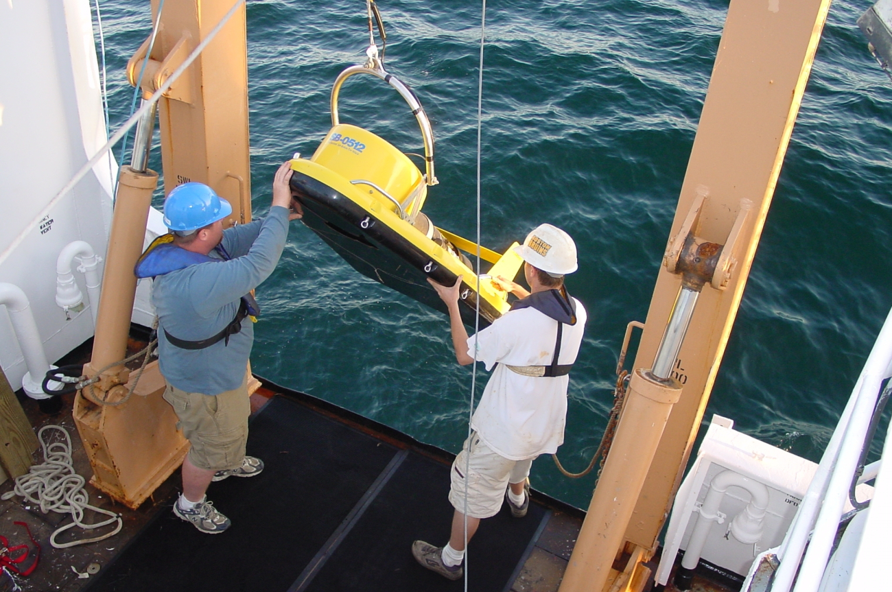 An EdgeTech SB 0512 combination sidescan sonar and bottom penetration sonartowfish being deployed from the DELAWARE II during habitat mapping operations