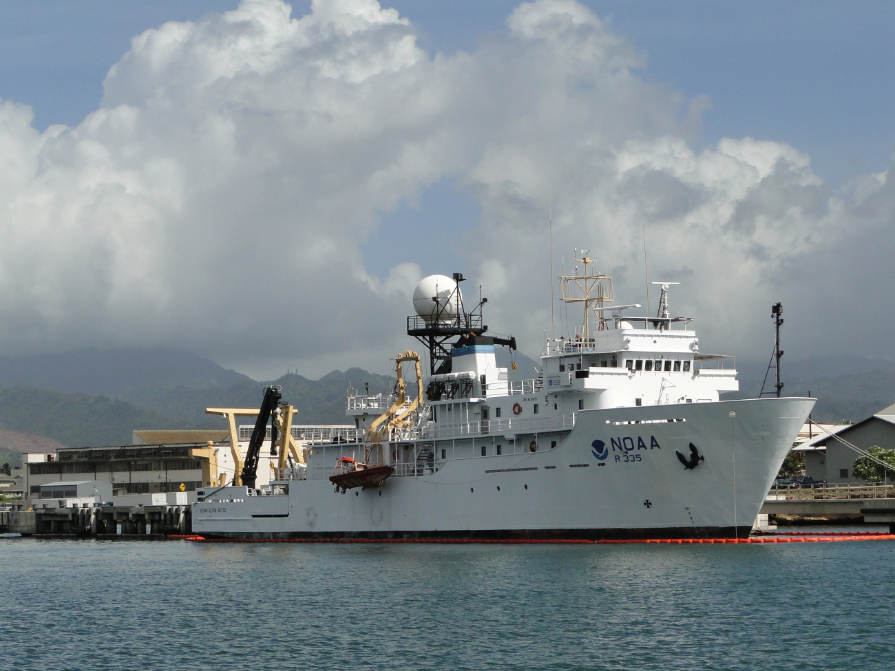 NOAA Ship OSCAR ELTON SETTE (R335) at pier