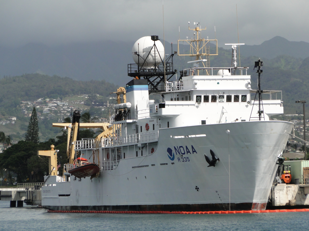 NOAA Ship OSCAR ELTON SETTE (R335) at pier