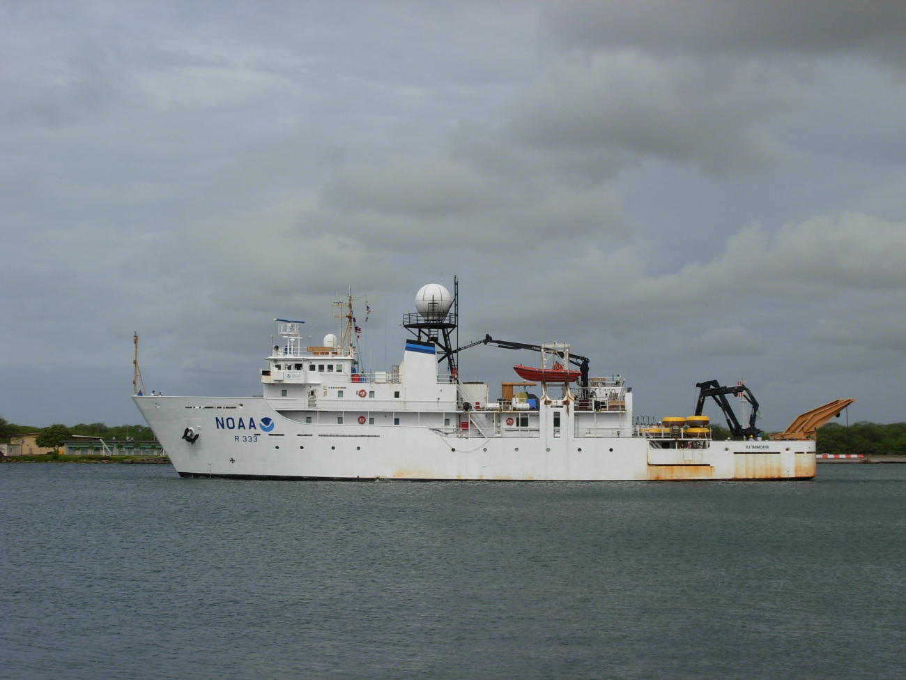 NOAA Ship KA'IMIMOANA (R333) underway in Pohnpei, Chuuk