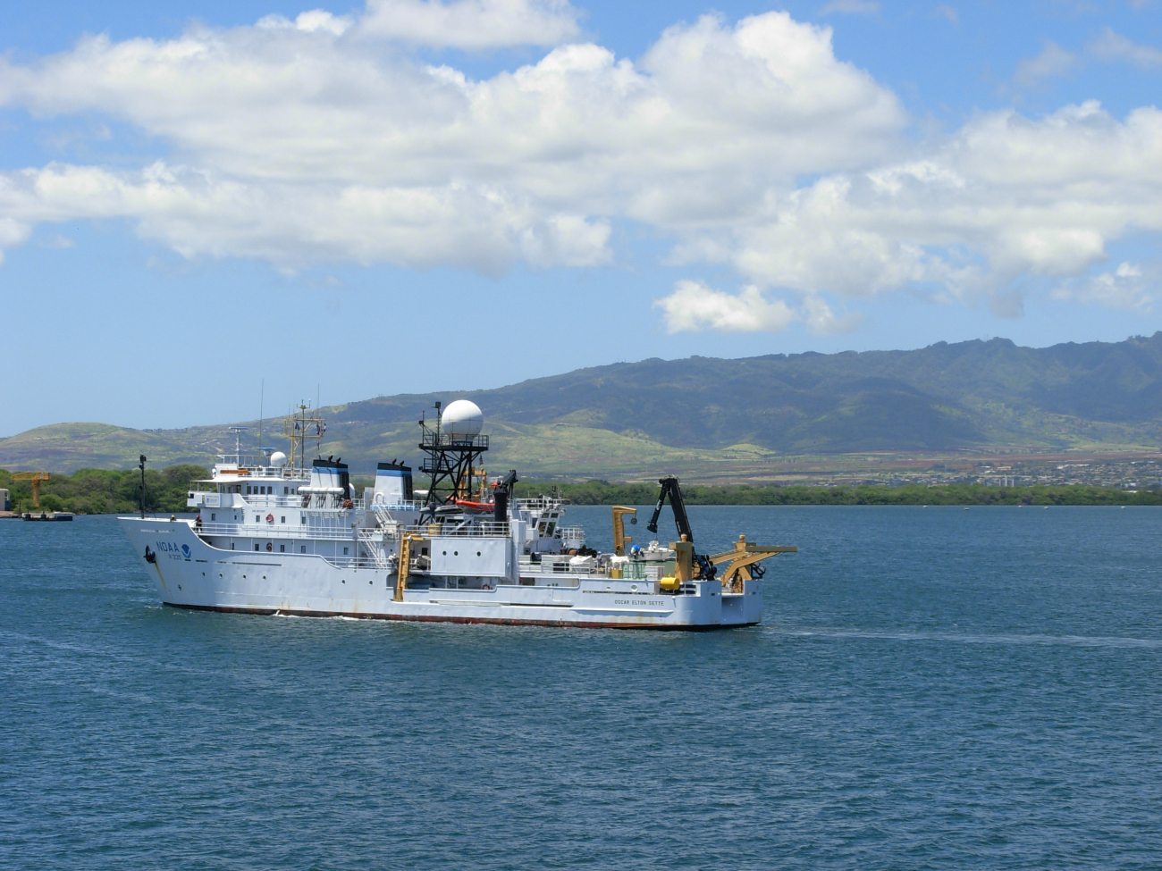 NOAA Ship OSCAR ELTON SETTE underway