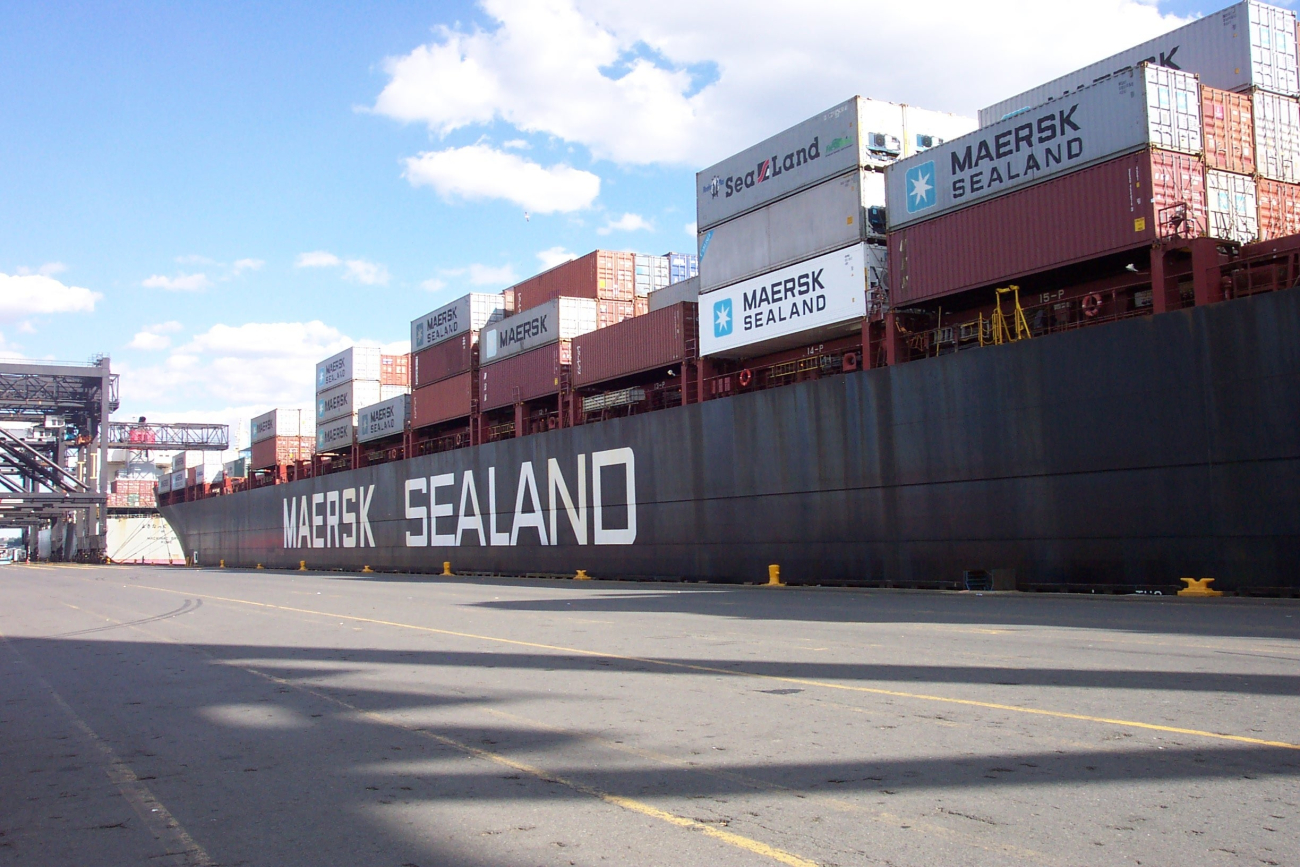 The containership SEALAND COMMITMENT at the pier