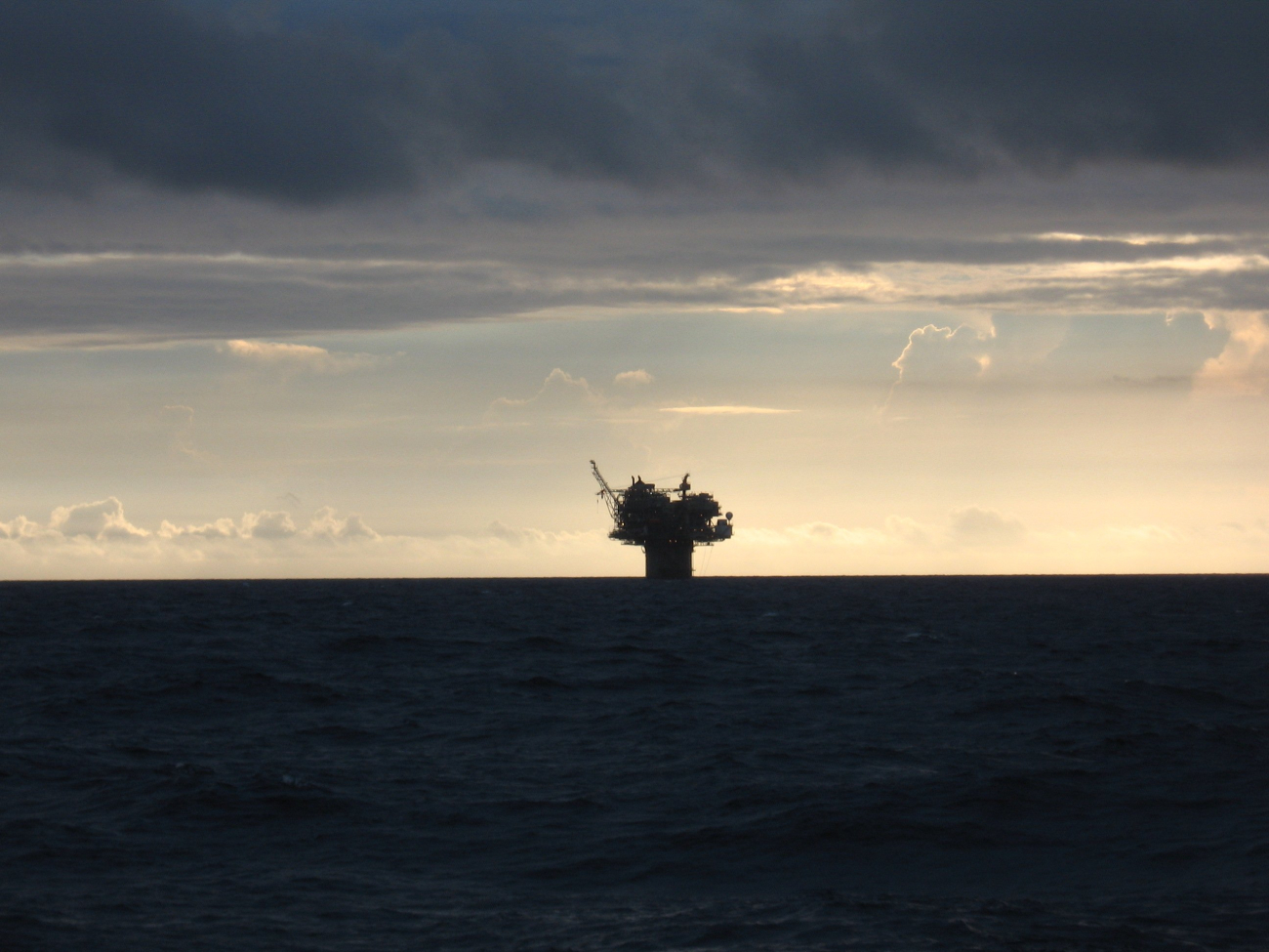 Large deepwater offshore oil platform
