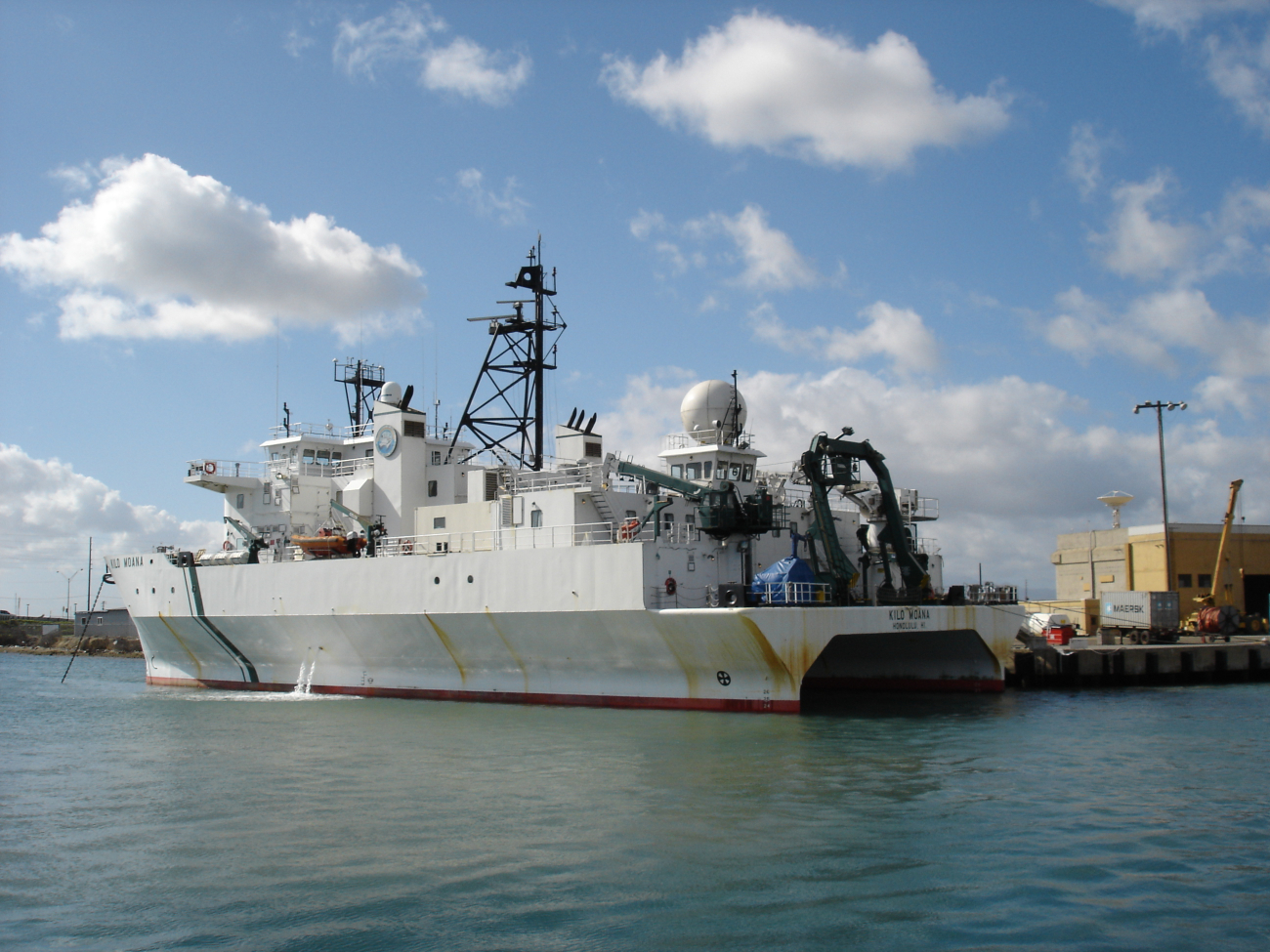 Hybrid catamaran/pontoon research vessel KILO MOANA, operated by theUniversity of Hawaii