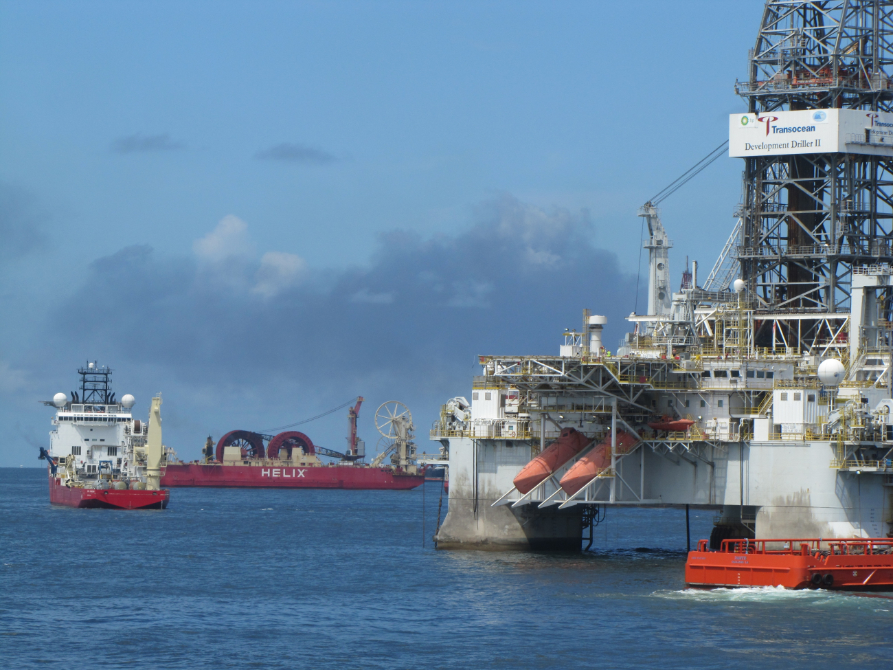 Vessels and drilling rigs at Deepwater Horizon disaster site