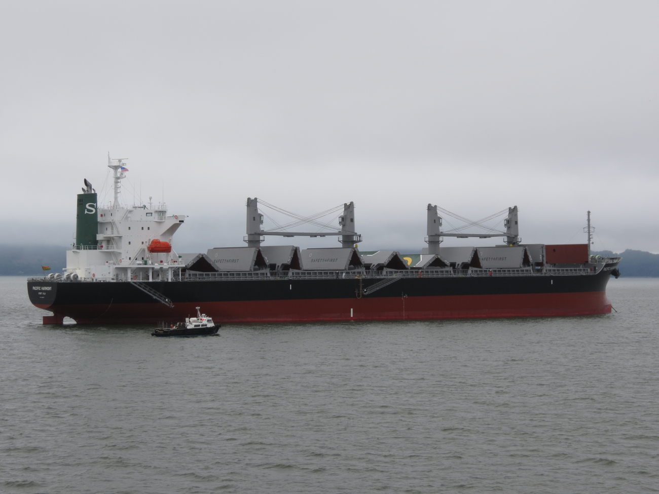 Bulk carrier PACIFIC HARMONY anchored in the Columbia River near Astoria