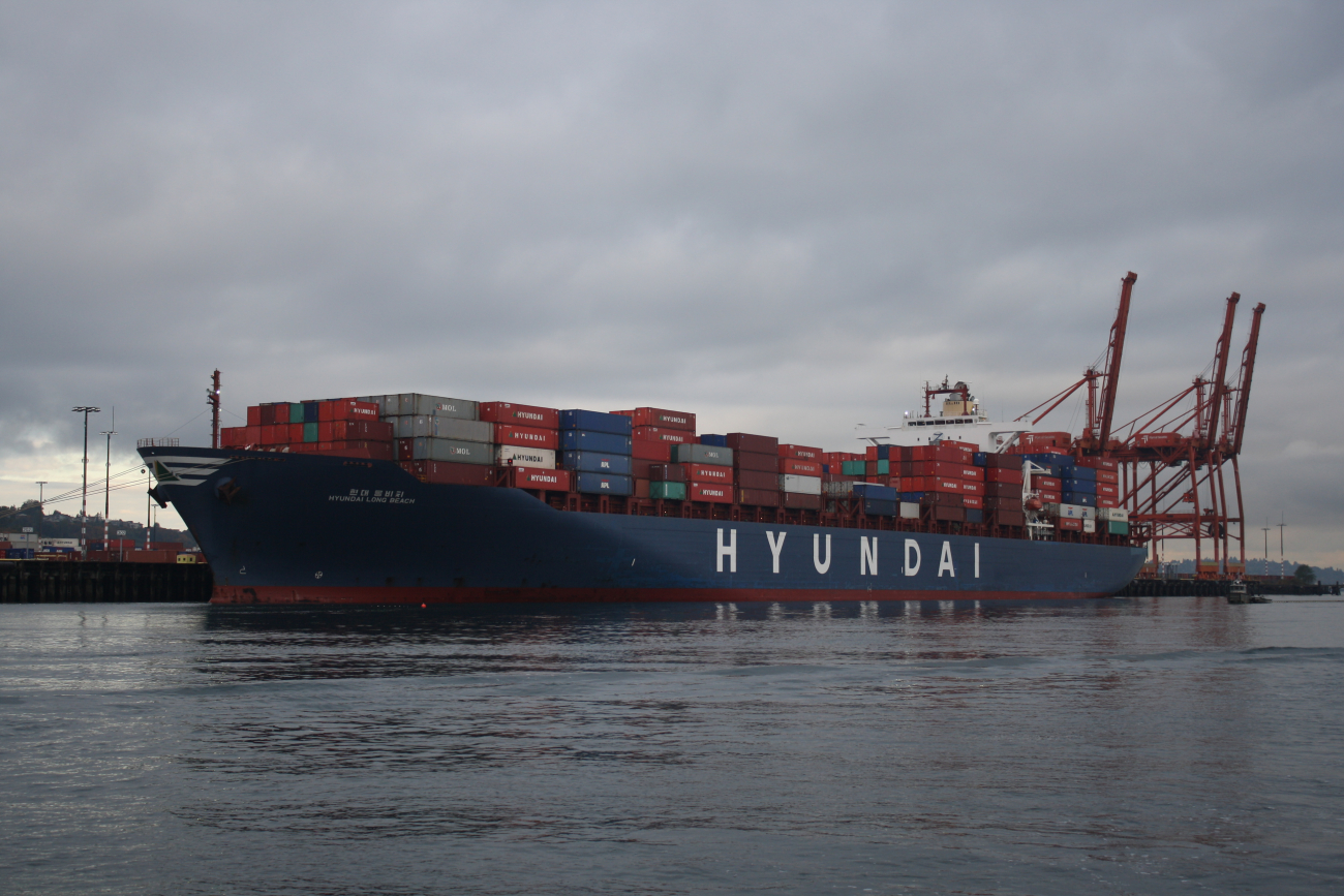 Containership HYUNDAI LONG BEACH working cargo in Seattle