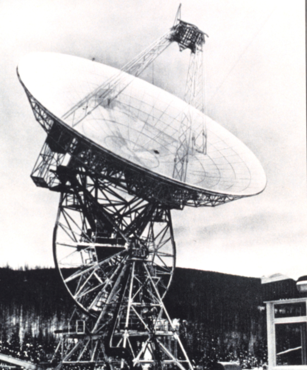 An 85-foot diameter parabolic antenna used to send commands and receiveinformation from meteorological satellites