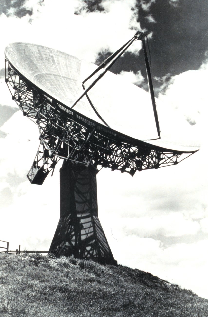 A 60-foot parabolic antenna used for radio propagation experiments in thetroposphere