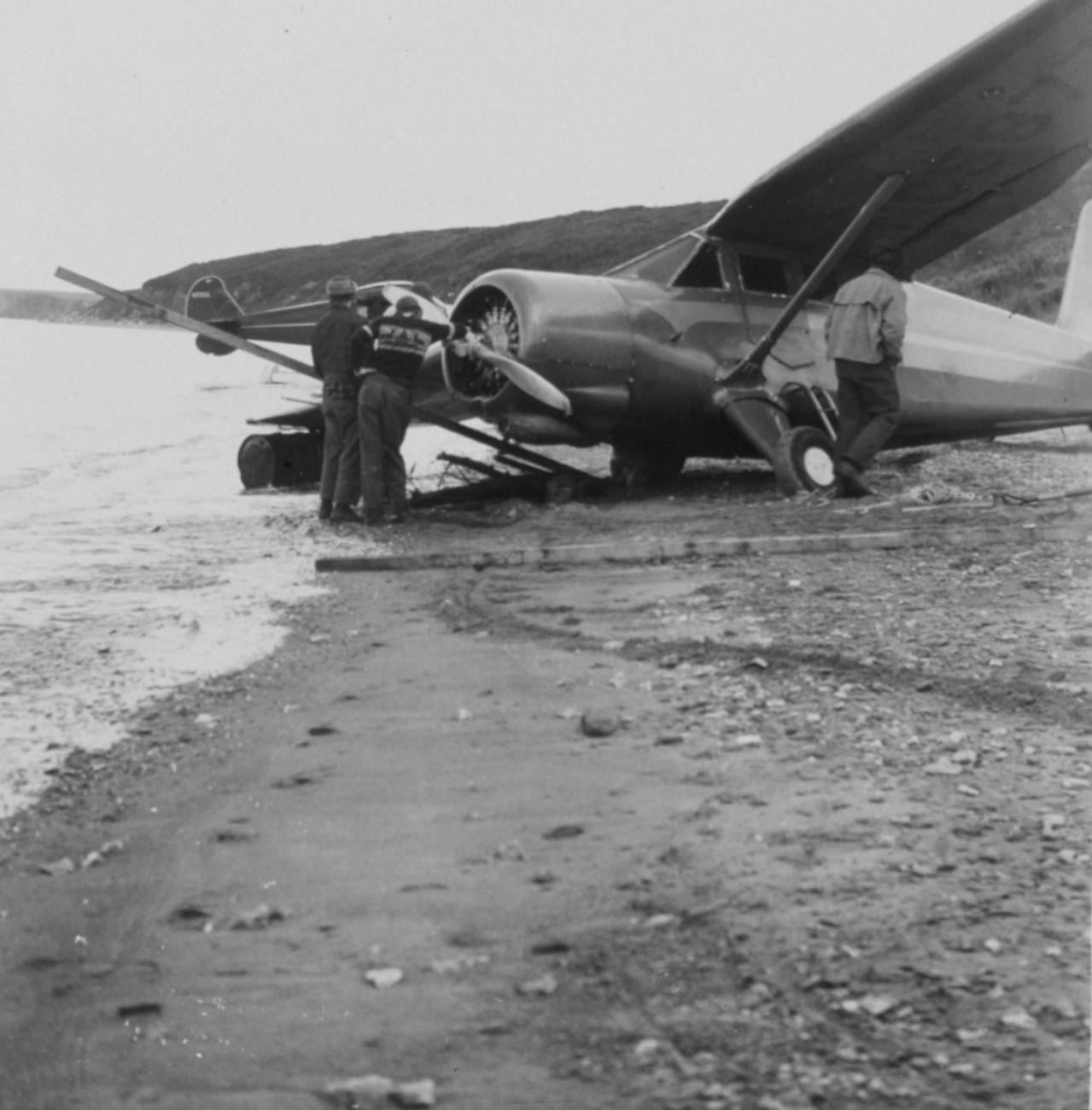 Stinson Gullwing with broken landing gear following hitting a pothole whenlanding on the beach