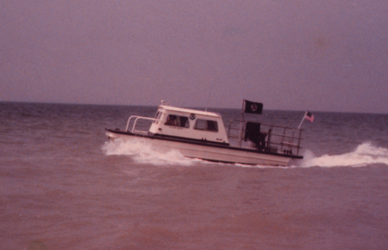 Inshore survey boat running a line