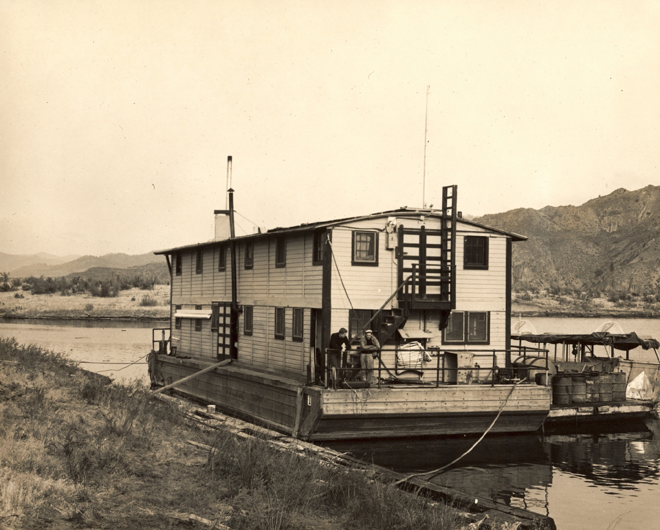 Living quarters for the field party while surveying theGrand Coulee Dam reservoir
