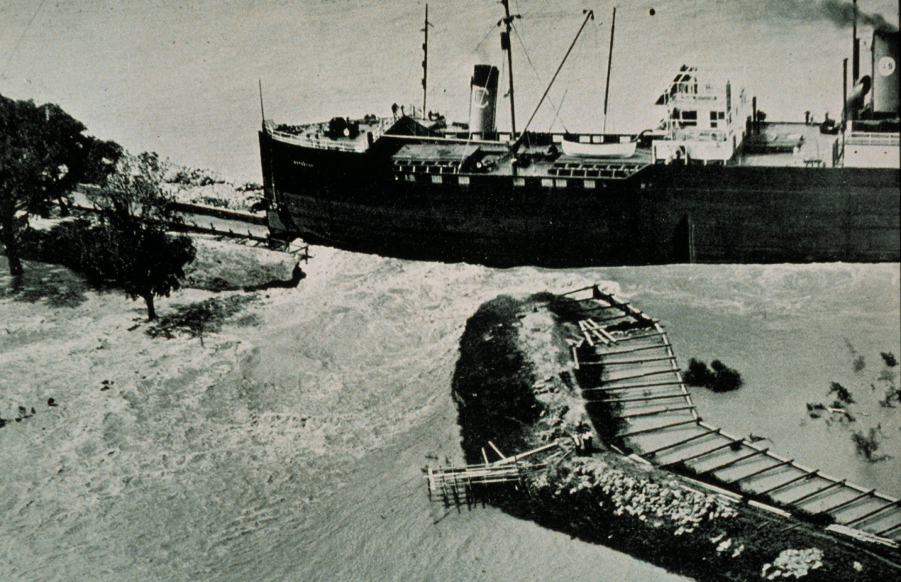 The Great Mississippi River Flood of 1927A crevasse in the levee at Junior, Louisiana, on April 23, 1927Caused by an out-of-control steamship striking the leveeFrom:  The Floods of 1927 in the Mississippi Basin, Frankenfeld, H