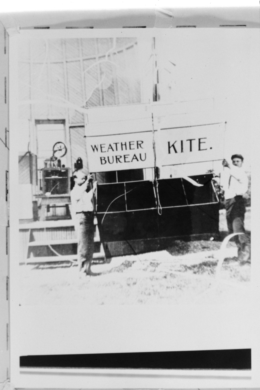 Getting ready to launch a Weather Bureau kite