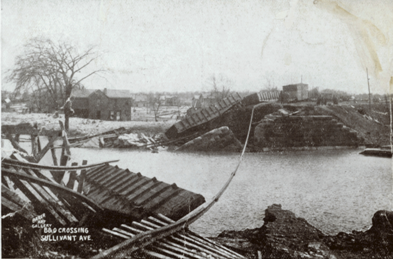 The remains of the Baltimore and Ohio railroad bridge atSullivant Avenue