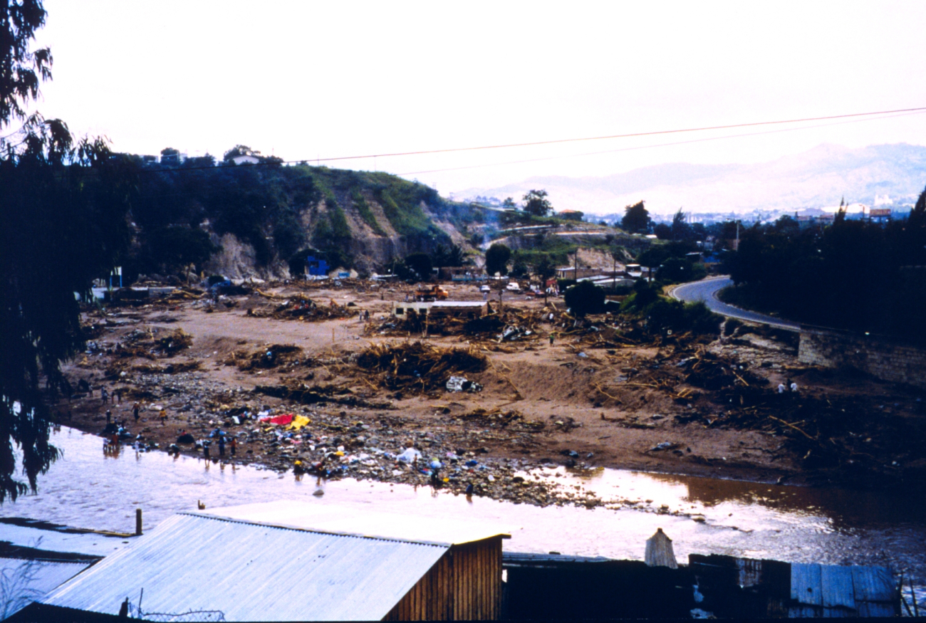 Flood damage along the Choluteca River caused by Hurricane Mitch