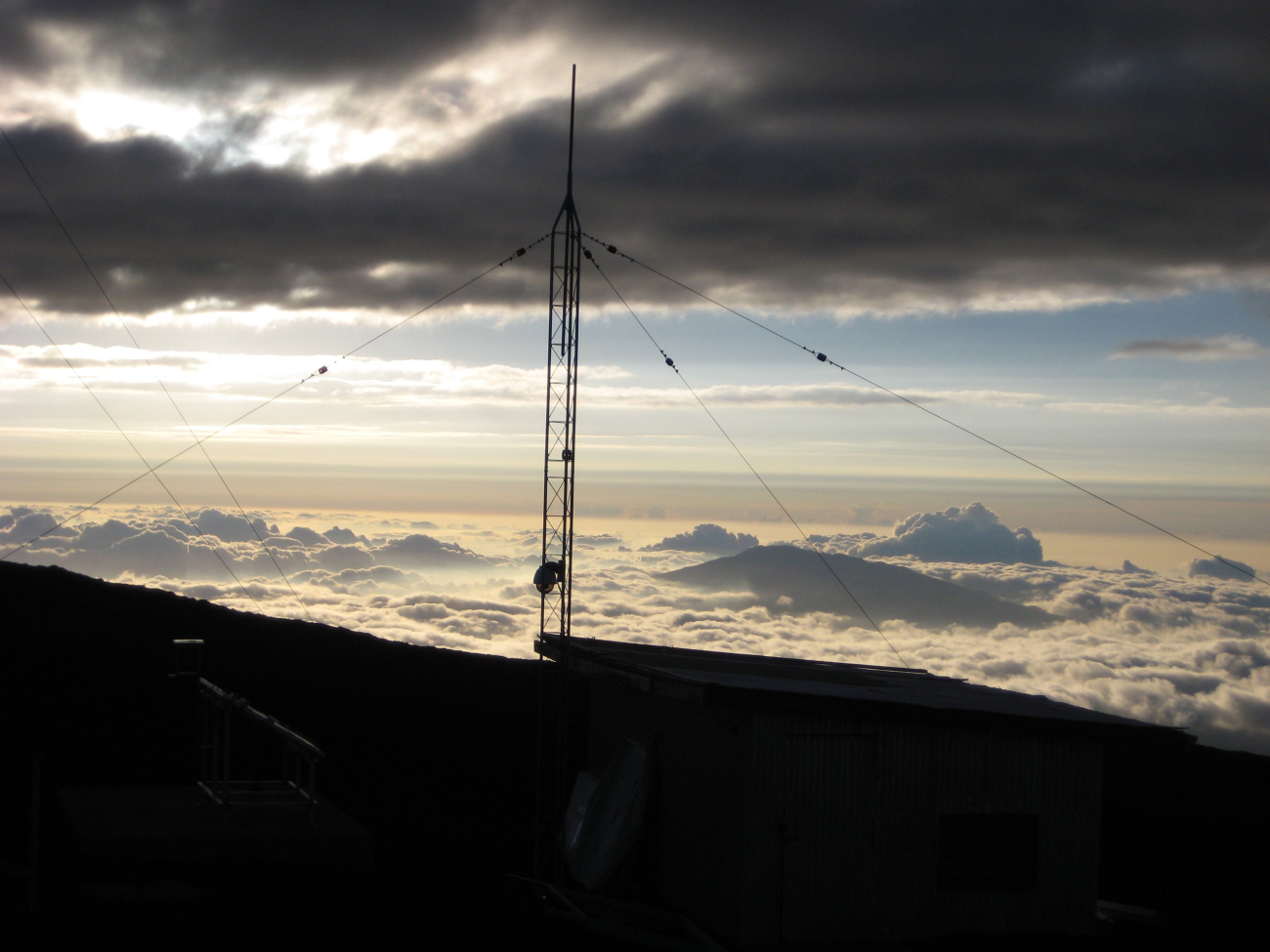Looking NW from the Mauna Loa atmospheric observatory in the lateafternoon