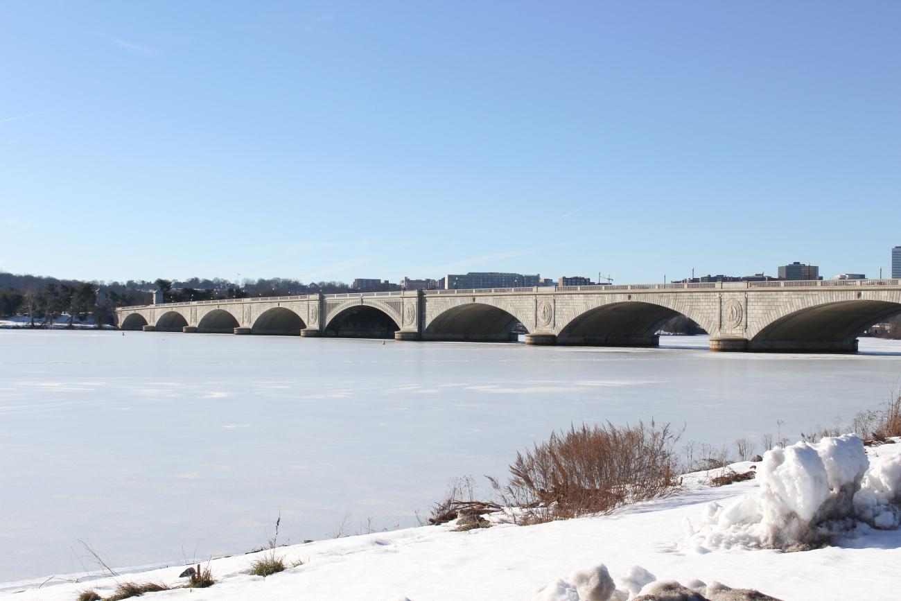 The Arlington Memorial Bridge crosses a frozen Potomac Riversymbolically linking North and South as it is aligned between the LincolnMemorial and Arlington House, the Robert E