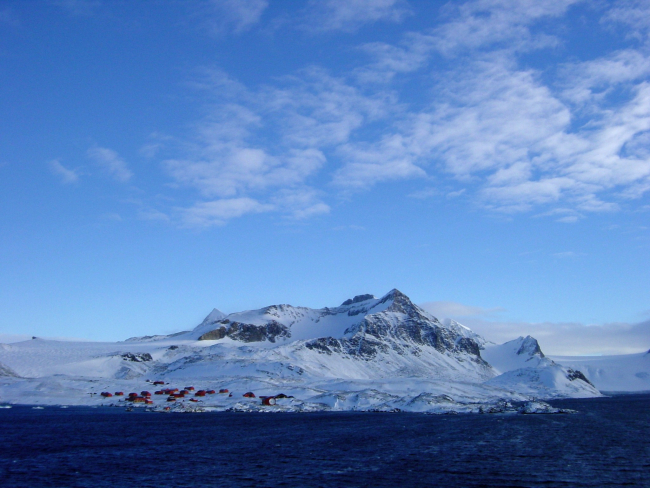 A base camp for observing penguins and marine mammals as well as otherscientific observations
