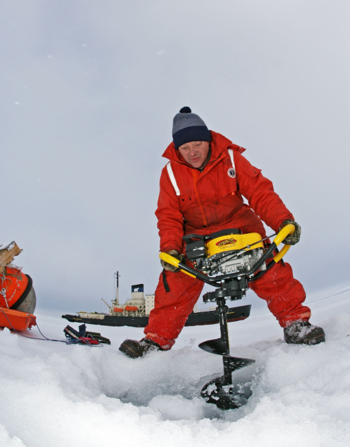 Drilling through the ice to obtain ice cores