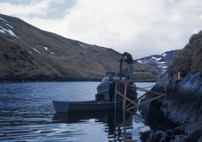 Servicing a tide gauge