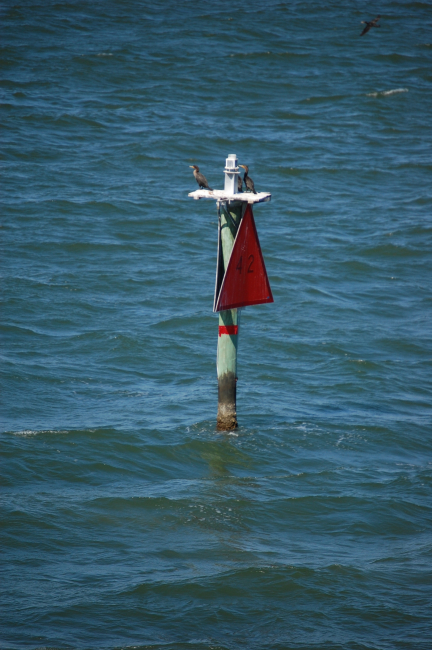 Daymark indicating keep aid to starboard when returning from sea