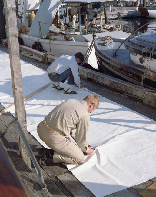 Cutting signal cloth for draping a hydrographic signal with