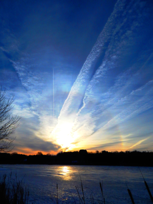Ice crystals - Icebow and Contrails