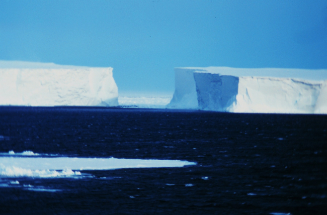Icebergs grounded on Pennel Bank