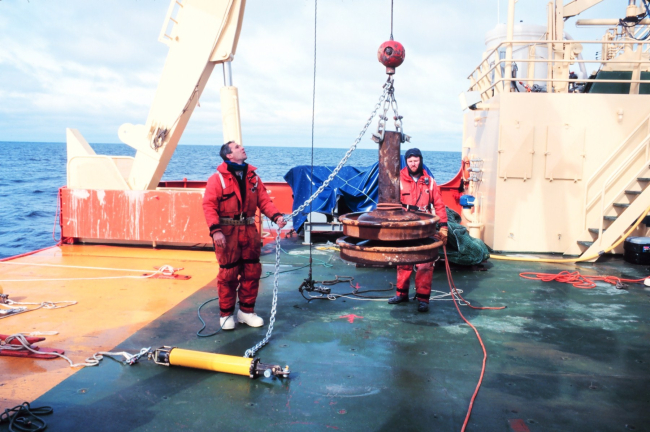 Deploying the trainwheel anchor and acoustic release for a mooring in the RossSea