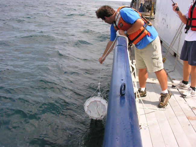 Jon Cohen sets up his plankton net for a 15-minute tow alongside theR/V Seward Johnson