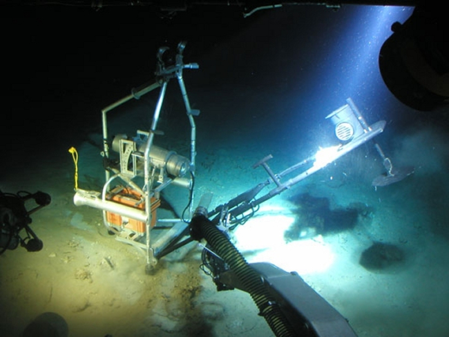 The bait deployment system on the Eye-in-the-Sea, known as theCLAM (Cannibalized Ladder Alignment Mechanism), is closed beforeit is recovered from the bottom
