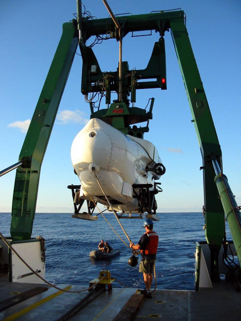 Submersible PISCES IV being launched from the University of Hawaiiresearch vessel KA'IMIKAI-O-KANALOA 