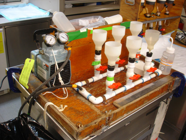 Chlorophyll a extraction vacuum pump (10m depth samples)