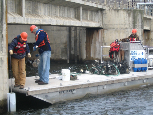Equipment installation at Ice Harbor Dam for juvenilesalmon radio-telemetry study