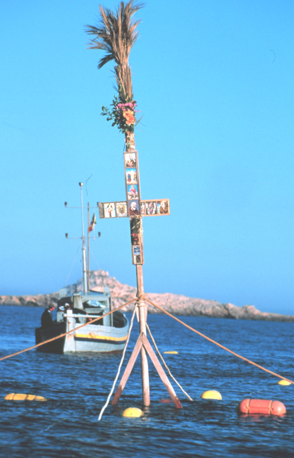 The floating cross at the mouth of the trap