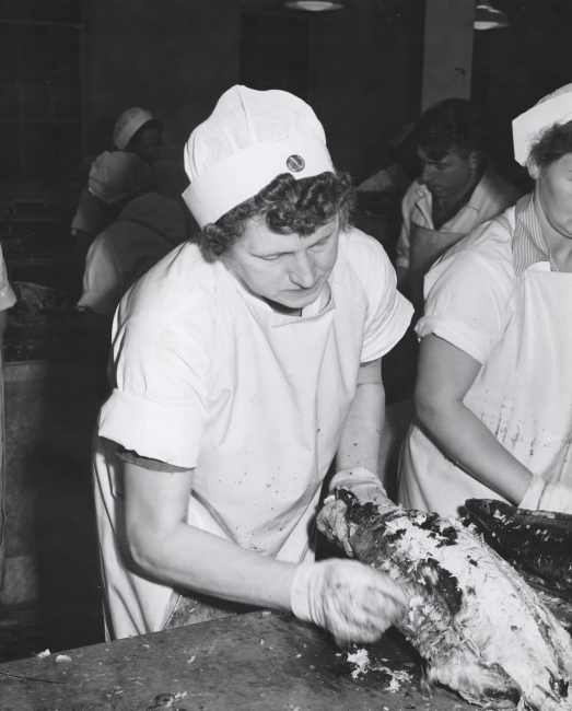 Skinning cooked tuna before canning