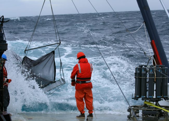 Deploying an IKMT net from the stern of the R/V Moana Wave