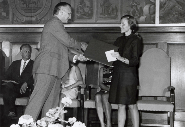 Sylvia Earle receiving award from Wally Hickel, Secretary of the Interior
