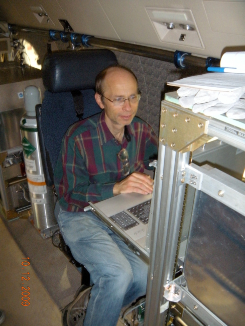 HIPPO researcher Eric Hintsa using NOAA ESRL instruments in preparationfor mission