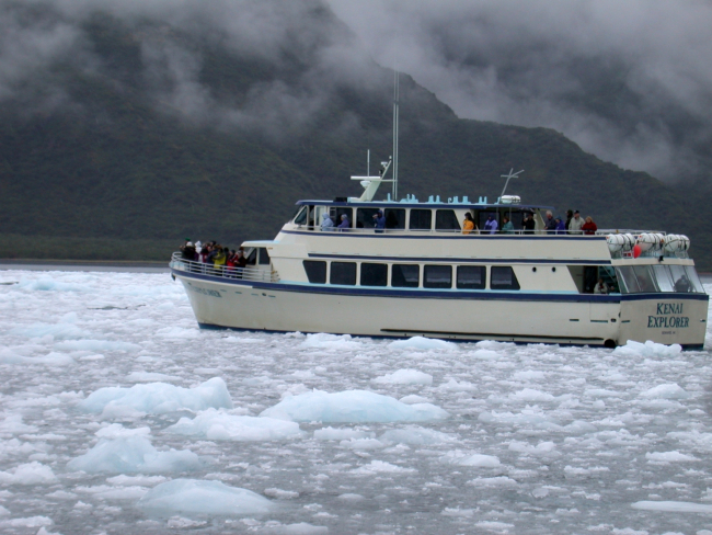 Tourist vessel Kenai Explorer in Kenai Fjords area