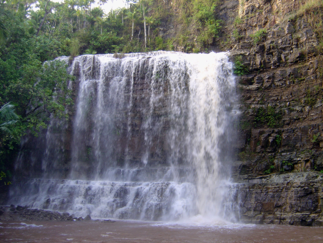 The same waterfall as in image line3779 seen from below