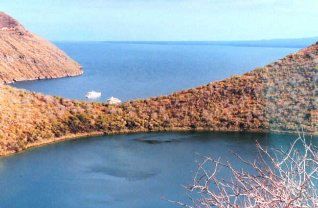 Crater rim with cruise ships below at Darwin Lake