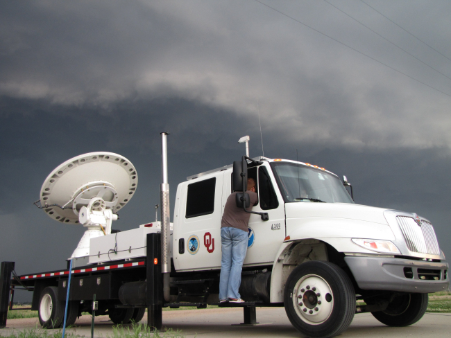 NOAA/NSSL X-Pol Mobile radar uses a 3cm wavelength to detect smaller particlesincluding cloud droplets