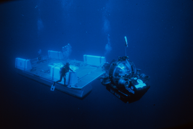 Divers secure semi-submersible barge after releasing submersible