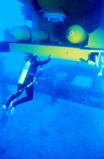 Divers guide the 15 meter long AQUARIUS onto the baseplate