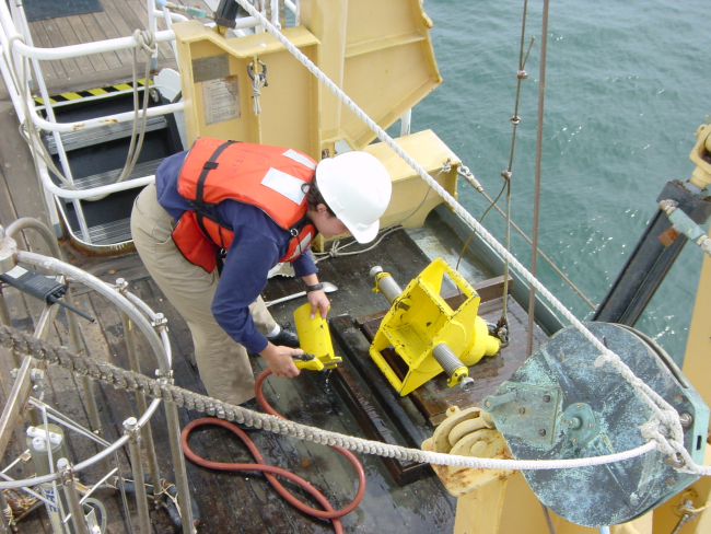 Cleaning bottom sampling device after deployment on the NOAA Ship WHITING