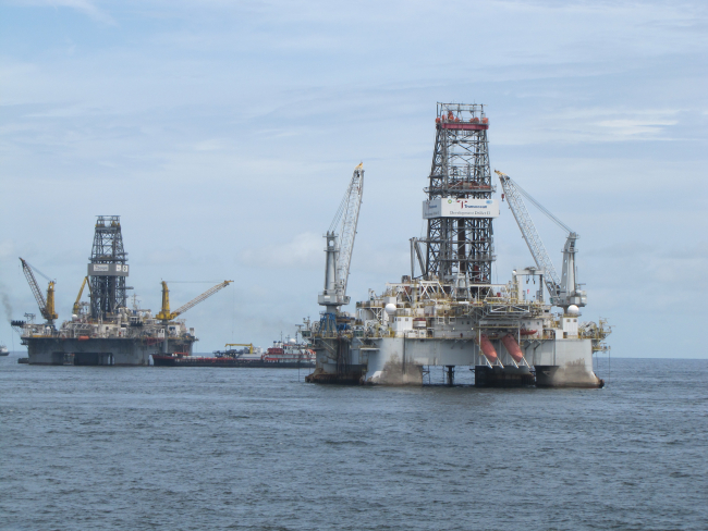 Transocean drill platforms on site at Deepwater Horizon well containmentefforts