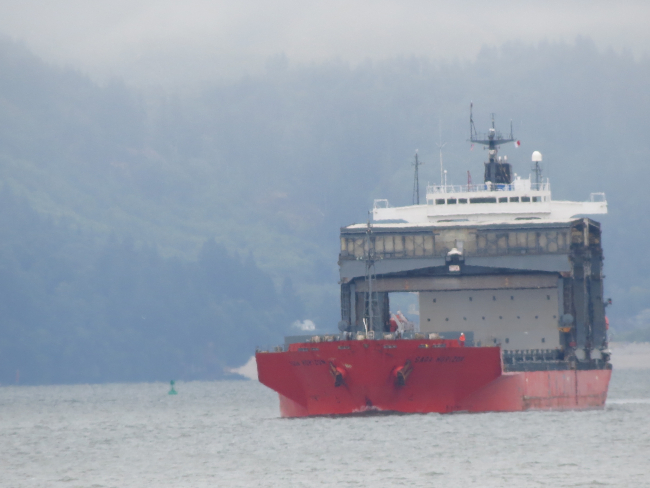 Heavy lift ship SAGA HORIZON anchored in the Columbia River